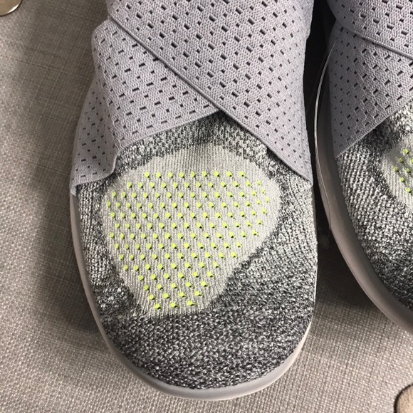 Nike Women's Free Rn Motion FK 2017 Running Shoe - Picture 7 of 8